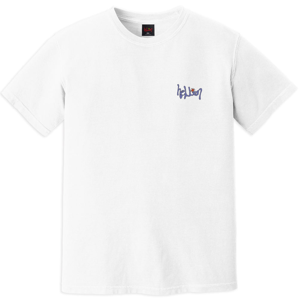 Camiseta blanca con el logotipo de script